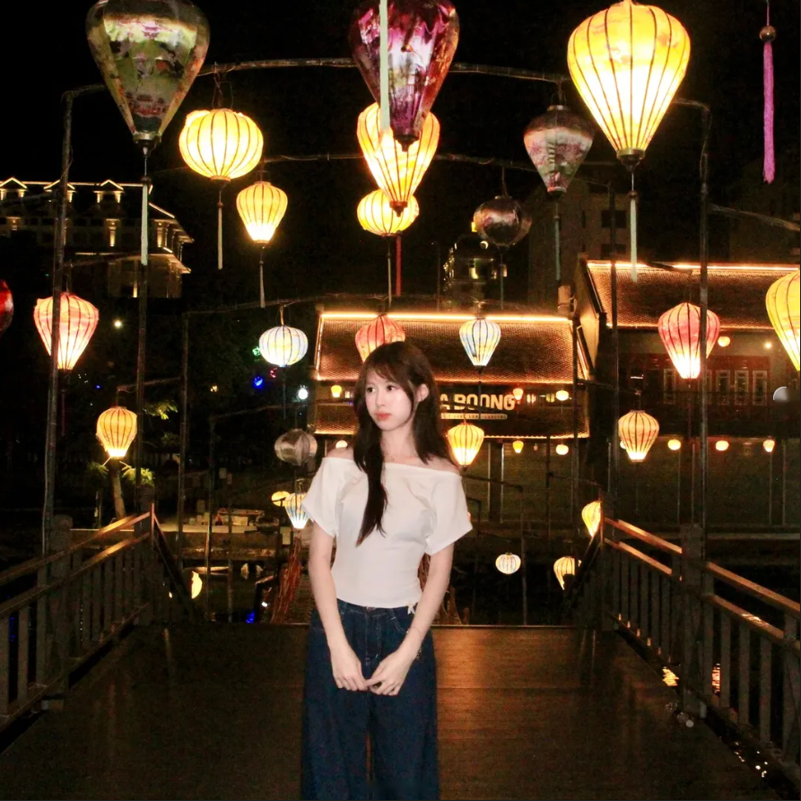 Chị Linh giữa phố đèn lồng